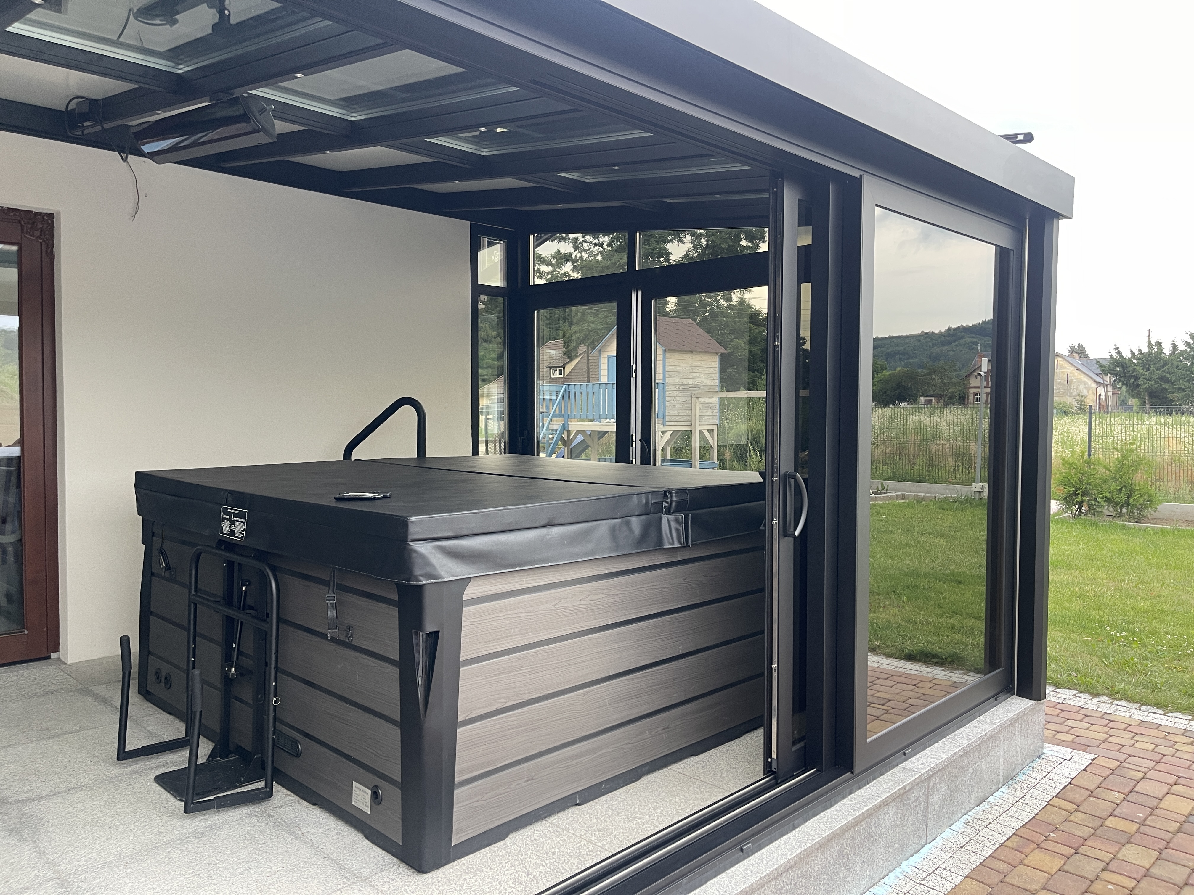 Jacuzzi w ogrodzie zimowym